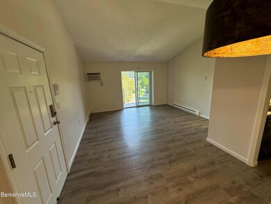 20 Maplecrest Living - Dining