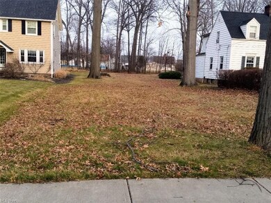 The lot is between addresses 863 and 857. The street features sidewalks.