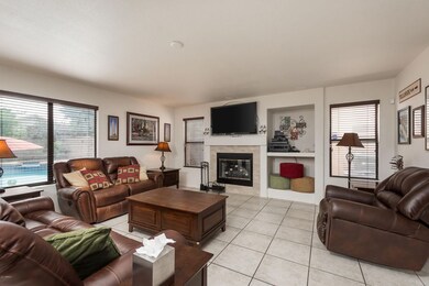 005_Family Room