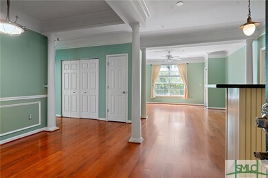 View from entry of dining area to the left, breakf