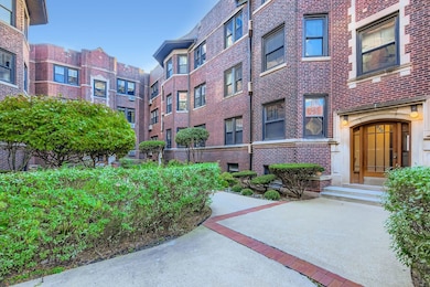 539 W Addison St unit 2N, Chicago, IL 60613 - photo 2