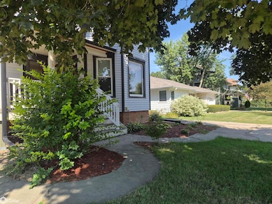 1419 West St, Grinnell, IA 50112 - photo 3