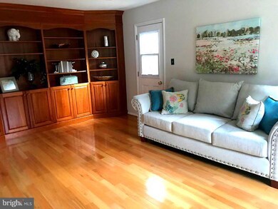 9647 Lindenbrook St, Fairfax, VA 22031 - photo 5