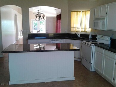 Kitchen w Granite Counters