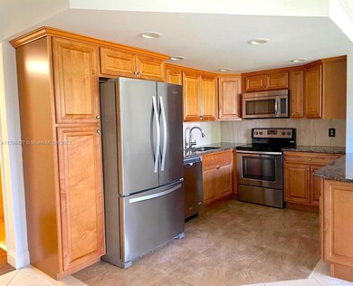 74 Windsor D, West Palm Beach, FL 33417 - photo 3