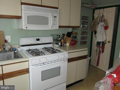 40 W Taylor Run Pkwy unit 40, Alexandria, VA 22314 - photo 2