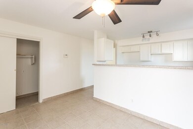 1346 W Apache St-9