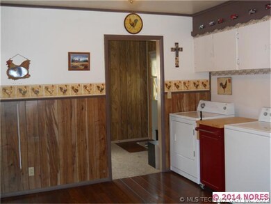 Kitchen-Plenty of room for table/chairs