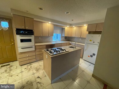 12043 Templeton Dr, Philadelphia, PA 19154 - photo 2