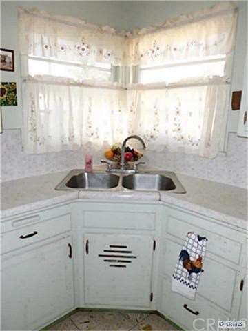 Stainless Steel Kitchen Sink and Fixtures