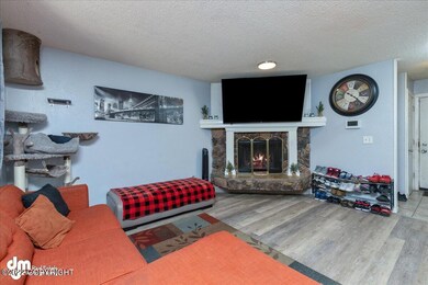 05-Living Room 20220526-DW-4184