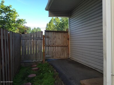 111-139243-Fenced Entryway