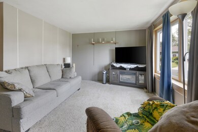 135 Pecos Cir, Carpentersville, IL 60110 - photo 5