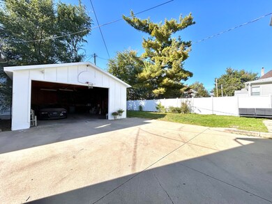 9 S 4th St, Marshalltown, IA 50158 - photo 2