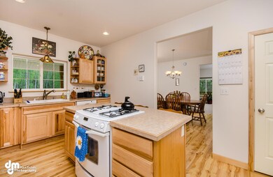 1575 N Meadow Lakes Loop-large-006-Kitch