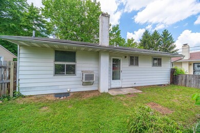 910 Byron Ave-4