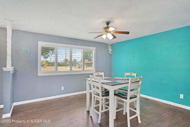 Entry room/dining area