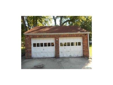 Detached Garage.