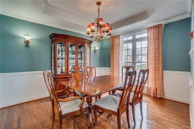 Formal dining room w/hardwood flooring, tray ceili