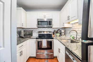 107 Hidden Knolls Cir unit 107, Monroe, CT 06468 - photo 4