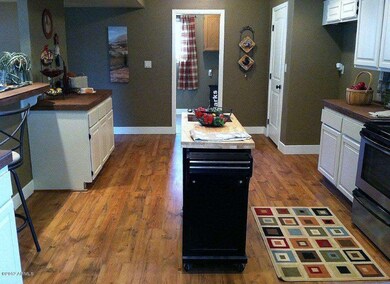 kitchen w/ pantry