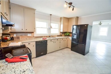 Kitchen with GRANITE!!!
