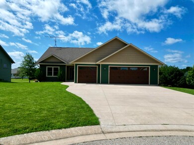 105 Ranchview Ct, Decorah, IA 52101 - photo 2