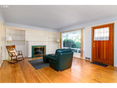 Living Room/Entrance