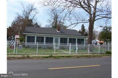 427 Irving Ave, Colonial Beach, VA 22443 - photo 3