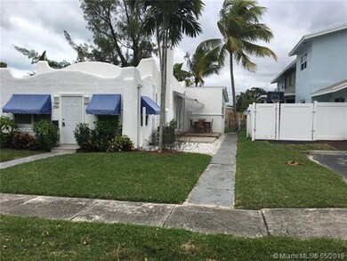 You'll reach the Efficiency by going thru the gate to the right of the property.  The lockbox is on the front door.