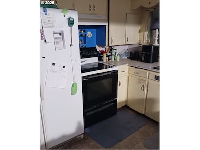 1048 Pennoyer Ave, Cottage Grove, OR 97424 - photo 5