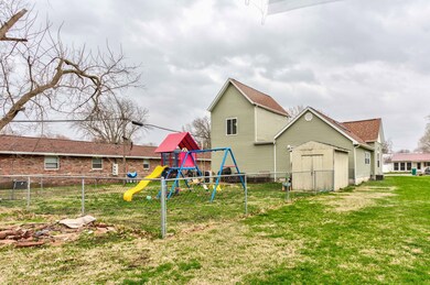 306 E Barker St, Tuscola, IL 61953 - photo 2