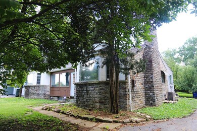 1113 E.MarkisonAve4