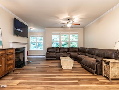 007-1280x960-family-room