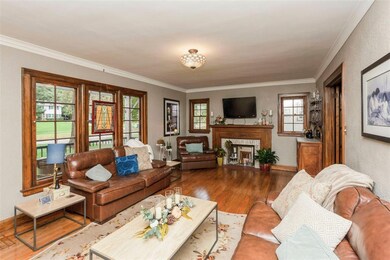 Spacious living room with views to the boulevard.
