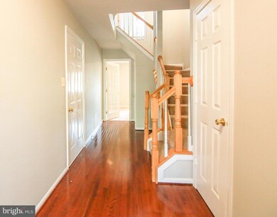 2473 Clover Field Cir, Herndon, VA 20171 - photo 2