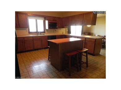 Large Eat-in Kitchen. Center Island is movable