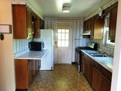 Kitchen  11x 8  Vinyl flooring, stainless 5 burner