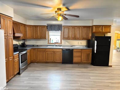 128 Hickory Dr, Columbus Junction, IA 52738 - photo 4