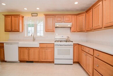 Cabinets with crown moulding, pull out shelves and
