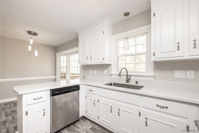 Kitchen with sink, dishwasher, decorative light fi