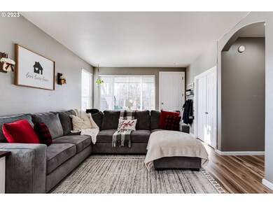 Living Room/Entrance