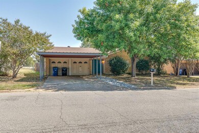 606 S Hyde Park Ave, Denison, TX 75020 - photo 2