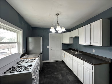 369 15th St SE, Cedar Rapids, IA 52403 - photo 2