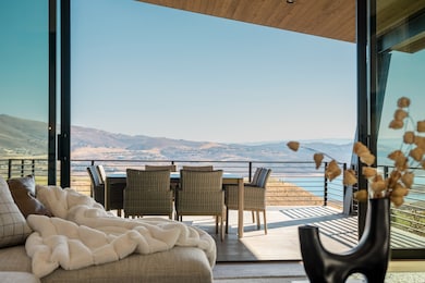 Balcony featuring a mountain view