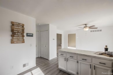 4851 Shoreline Blvd, Waterford, MI 48329 - photo 6