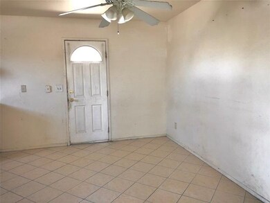048-904726 Dining Area