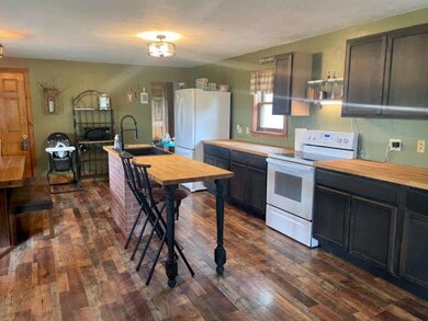 Kitchen & dining area