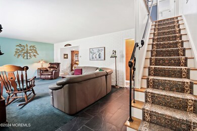 FOYER/LIVING ROOM
