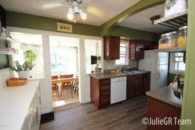 06 Kitchen to porch